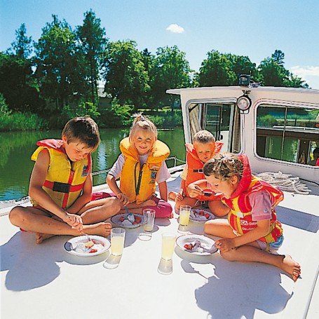 ENFANTS SUR LE PONT D'UN BATEAU