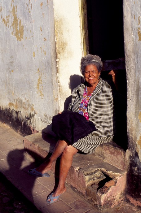 Cubaine assise au soleil