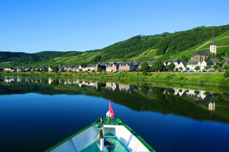 Rive de fleuve depuis un bateau