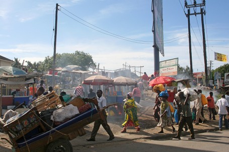 Effervescence dans la rue à Mombasa