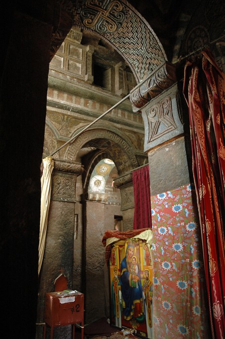 A l'intérieur de l'église taillée dans la roche de Bet Maryam de Lalibela 