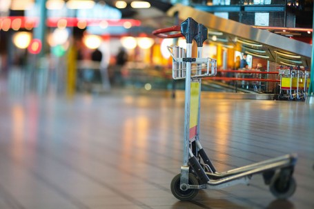 Chariot vide à l'aéroport