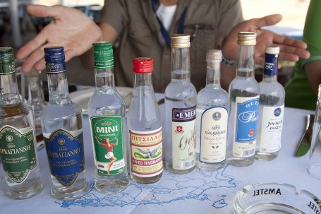 Bouteilles d'ouzo a Rhodes