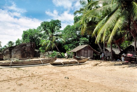 Plage, cabanes, pirogues, palmiers