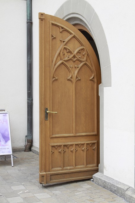 porte d'église ouverte