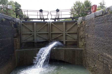 Une écluse se remplit d'eau