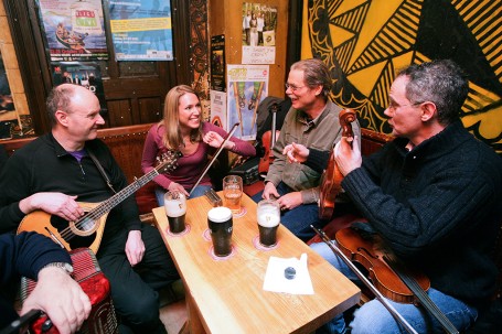 Music Session, Foley's Bar, Co_master © Tourism Ireland